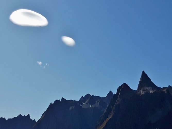 Nuages lenticulaires (en forme de lentilles) au col du Grand-Saint-Bernard (Italie/Suisse)