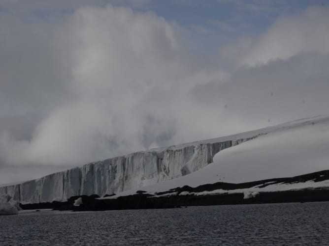 Brouillard formé par le contact de l’air humide avec ce glacier en Antarctique