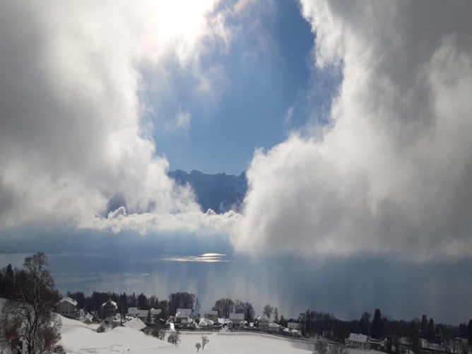 Nuages hivernaux s'ouvrant au-dessus du lac Léman (Vaud, Suisse)