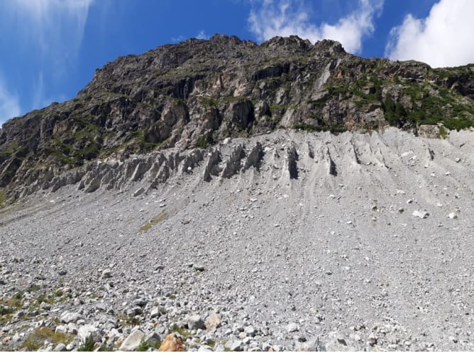 Le retrait d’un glacier révèle souvent un paysage austère et sauvage