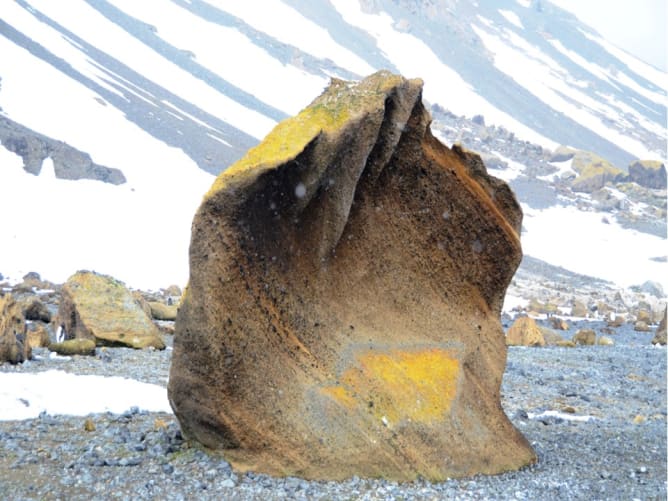 L’abrasion par des cristaux de glace a formé ce rocher sur une plage de la péninsule Antarctique