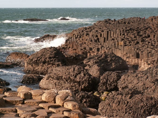 L'eau et le feu ont donné naissance à ce paysage côtier: la Chaussée des Géants (Irlande du Nord)