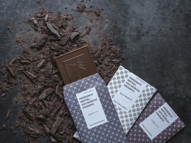 Die Schoggitafel wird von Max Chocolatier aus Luzern handgefertigt. Deine kommt im exklusiven «halbvoll»-Design daher.