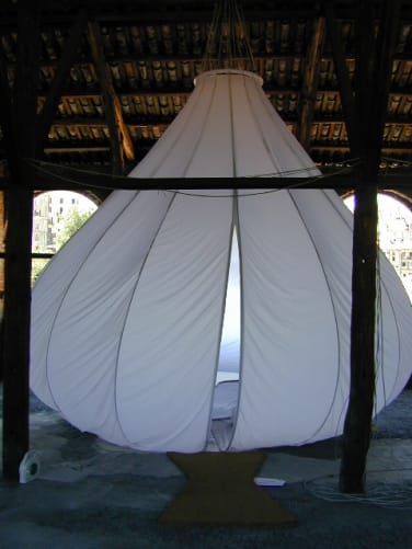 the DROPONE in the Cittadellarte serves as an intimate «web tent».