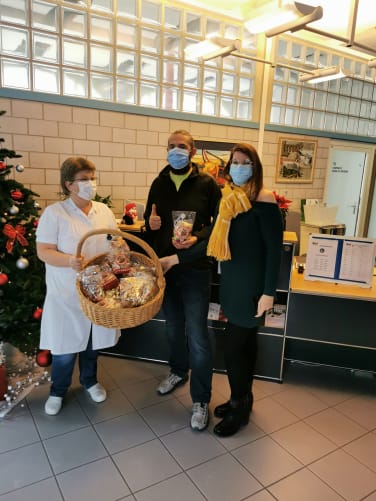 Distribution de sachet biscuit dans un EMS pour Noël