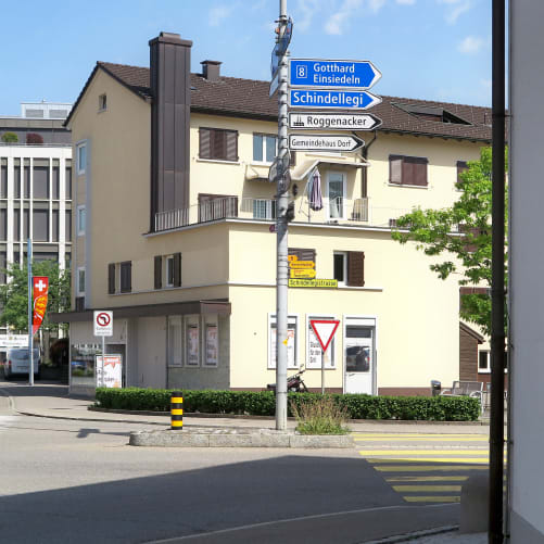 2. Vom Bahnhof Pfäffikon SZ mit dem Bus 188 Richtung Roggenacker via Zentrum (Bild) in 3 Minuten zum Zeughaus Pfäffikon. 