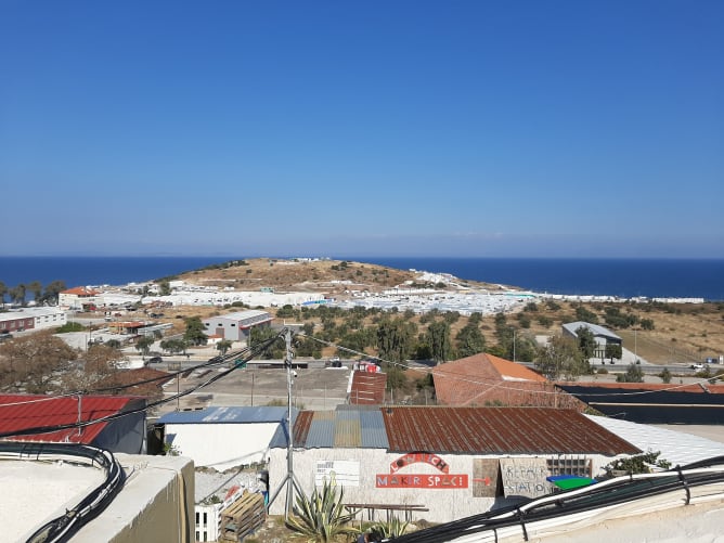 Ausblick auf das «Moria2.0» Camp vom Paréa Gemeinschaftszentrum