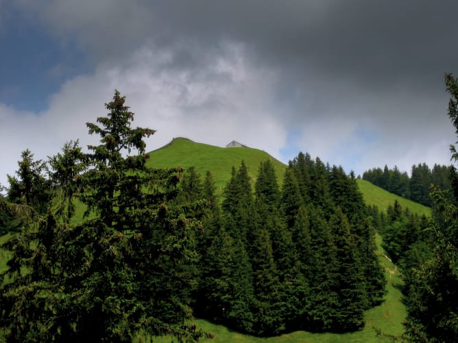 Auf der Hochpetersalp ziehen dunkle Wolken auf