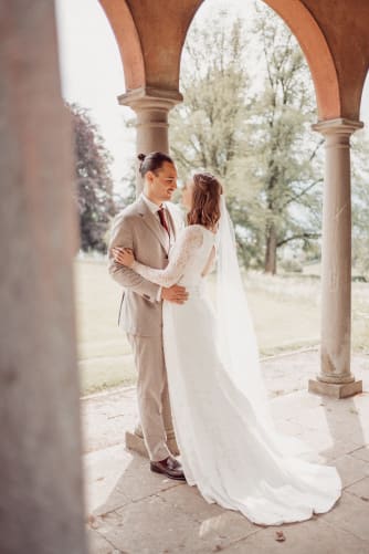 Una sposa con un vestito unico