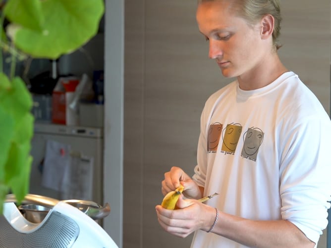 Maël préparant un smoothie riche en calcium