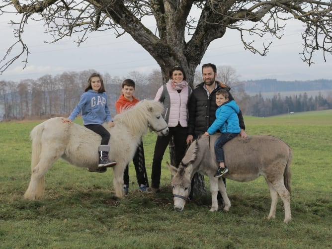 Margrit und Ueli Abderhalden mit ihren Kindern Melina, Simon und Jan