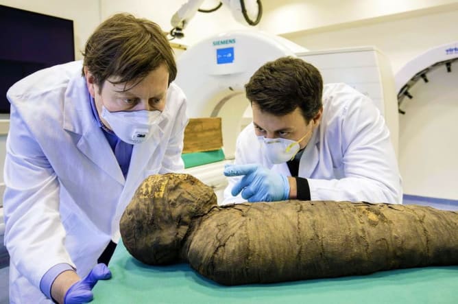 Mumienforschung an der Universität Zürich (Quelle: Schweizer Illustrierte; 22. März 2019, Foto: Kurt Reichenbach)