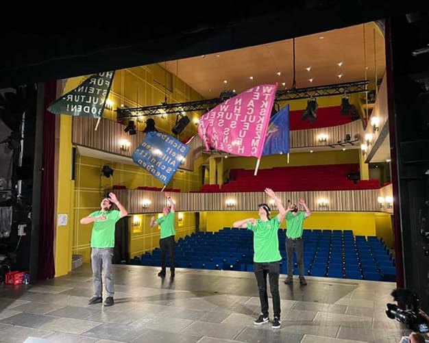 schwenken wiegen flattern auf der Theaterbühne (Foto: Barbara van der Meulen Kunz)