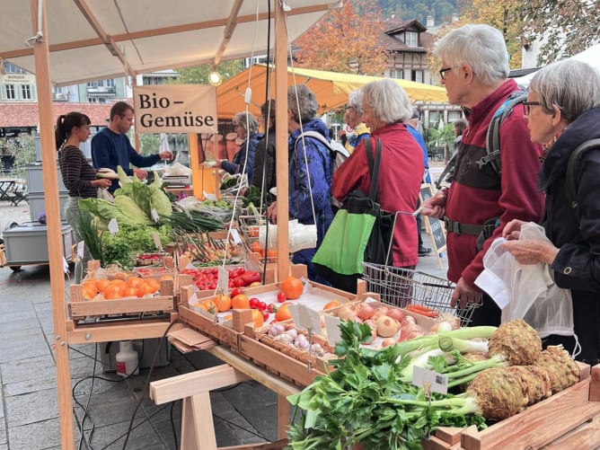 Der Abendmarkt ist eine wichtige Plattform für einen Austausch zwischen Produzentin und Konsument. 