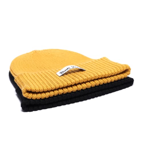 Es gibt auch coole schwarze und gelbe Beanies aus Merinowolle!