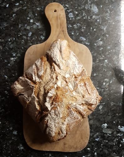 Ein selbstgemachtes Sauerteigbrot