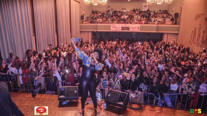 Jubelndes Publikum beim Konzert des Künstlers Yemi Alade 