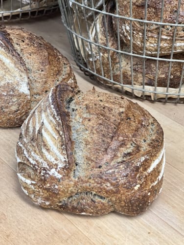 Unser Lieblingsbrot: Sauerteigbrot mit schwarzen Sesamsamen. 