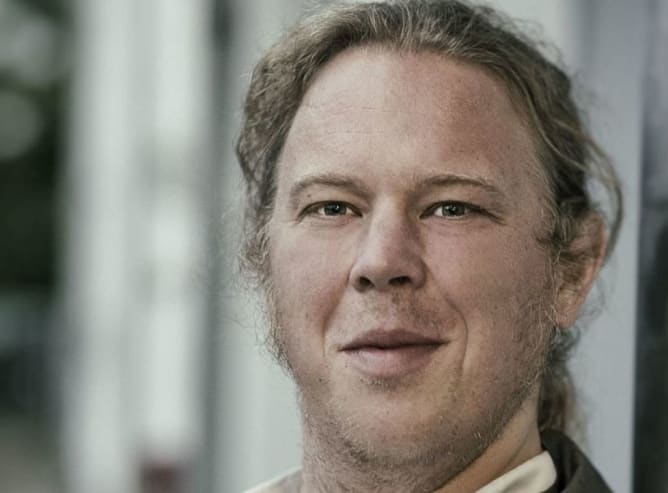 Max Rohland liest mit wunderbar sonorer Stimme die Hörbücher  
