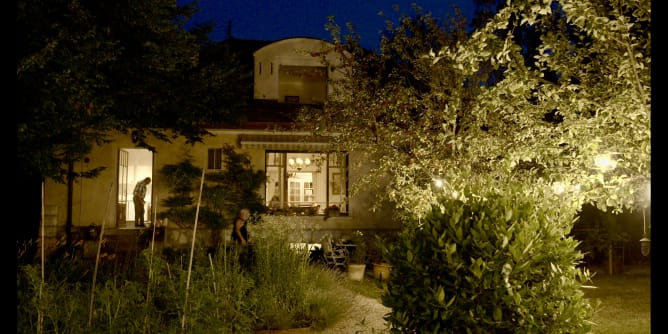 La maison, nuit côté jardin