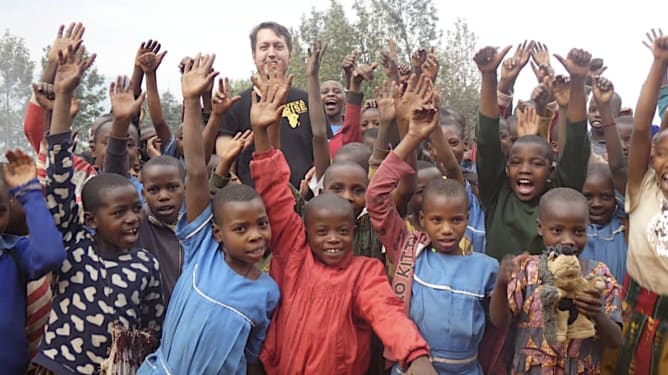 Spiky besucht Primarschule bei den Gorillas in Ruhija