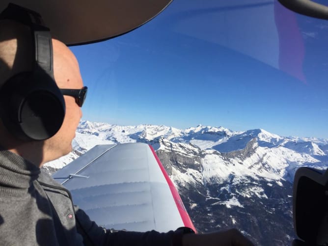 En vol au-dessus des Alpes.