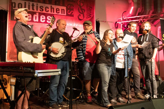 Das Festival sind wir ALLE! Deshalb kann es schon mal passieren, dass Festivalbegeistete ein Lied übers Fest dichten und dieses dann performen.