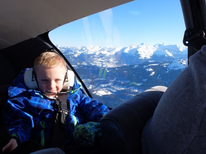 Baptême de l'air pour ce jeune garçon.