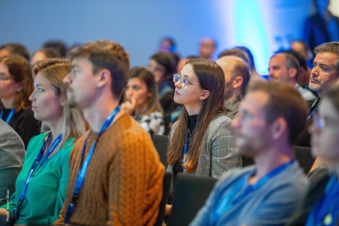 Viele junge Menschen freuen sich auf den kommenden Event