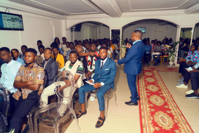 Bertrand Fongang donnant une conférence dans une université Camerounaise