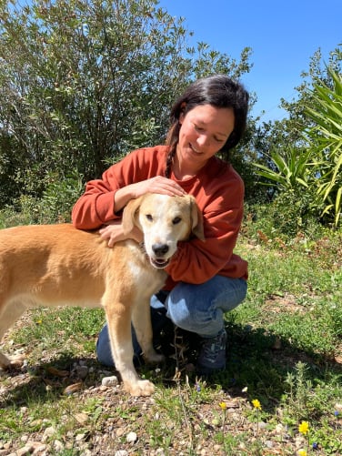 Theodore der Tierschutzhund 2022 mit Volontärin