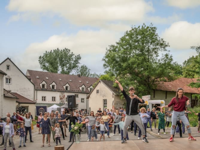 Tanzen im Hof