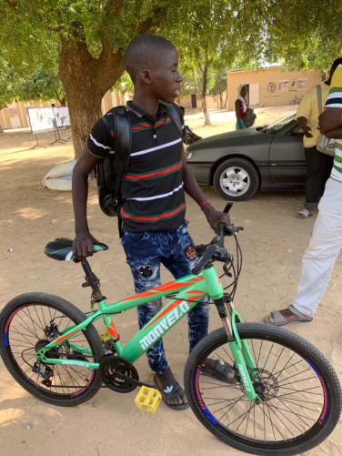 Enfant sénégalais ayant reçu son vélo