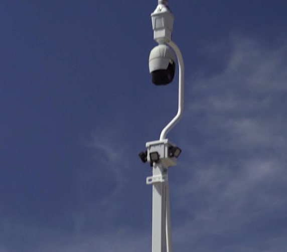 Mast mit ThermalRadar und PTZ-Kamera