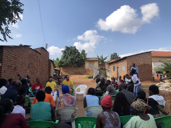 Discussion avec les familles de la scolarité des enfants