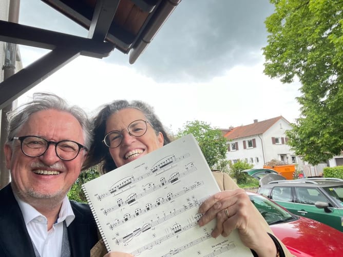 Übergabe des überarbeiteten Notenmaterials für Raffs Musikdrama SAMSON, Volker Tosta und Graziella Contratto.