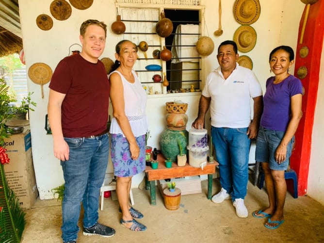 Olivier et une famille utilisant notre filtre depuis >1an en Colombie