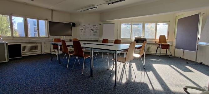 Unsere Räume passen sich unseren Kund*innen an. Dass dies mehr als leere Wort sind, zeigt unser ehemaliges Sitzungszimmer, derzeit Refugium von 3W. Es könnte morgen Veranstaltungsort für deinen Event sein