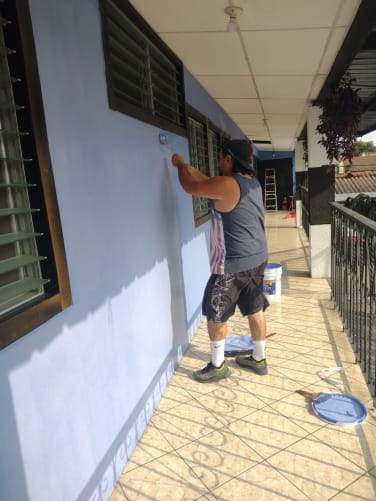 Francisco painting the walls