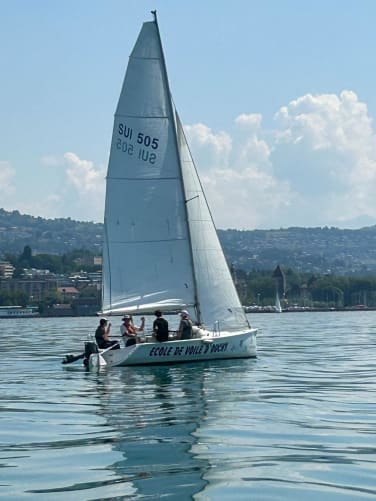 sur le bateau de l'école de voile, en action