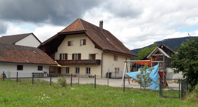 Kita Spielplatz hinter dem Haus