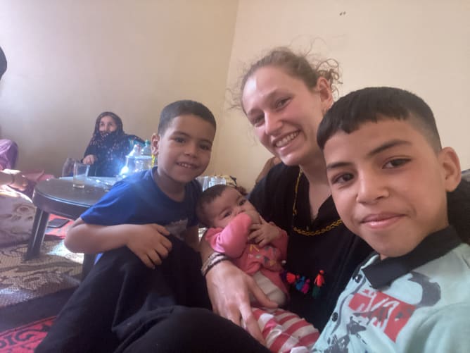 Sarah avec Suleyman, Ikram et Mustafa (enfants de plusieurs familles bénéficiaires)