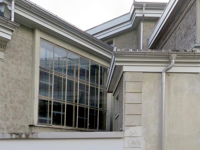 Das Fenster des Villa Schoeck Ateliers von aussen. Hier drin findet die Podiumsveranstaltung statt.