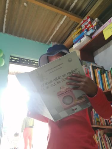 Les enfants de l'initiative «Bibliotecas de la Confianza» avec les livres offerts grâce à votre soutien