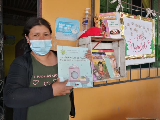 Les enfants de l'initiative «Bibliotecas de la Confianza» avec les livres offerts grâce à votre soutien