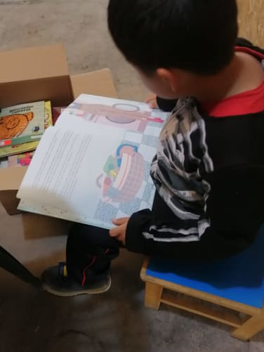 Les enfants de l'initiative «Bibliotecas de la Confianza» avec les livres offerts grâce à votre soutien