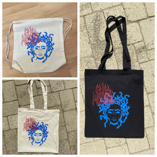 Les tote bags du Plan Méduse avec le logo réalisé par Loriane Perriard et spécialement adapté par Anaëlle Perriard.