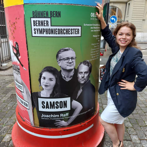 Olena Tokar vor dem Plakat in der Berner Altstadt.