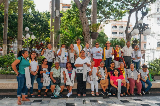 Colectivo Solecito en Veracruz con sus listones que les permitirán acceder al espacio de memoria en línea.