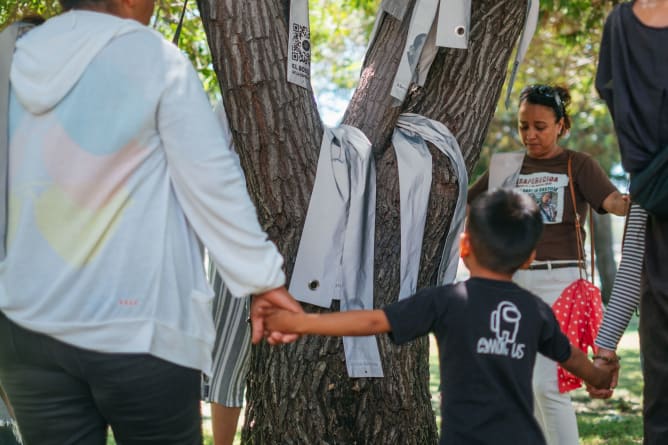 Les collectifs de Tijuana procèdent à un rituel pour rendre homage à leur arbre de l'espoir.